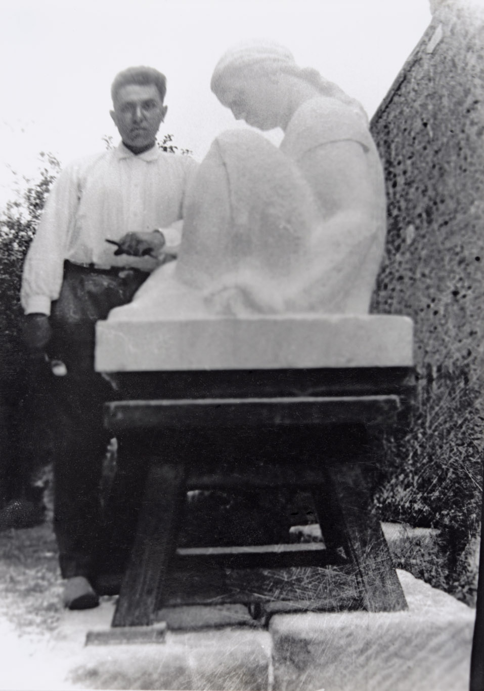 René Iché, portrait photographique noir et blanc par un anonyme, Iché posant à côté du Souvenir, à Ouveillan, 1927, Tirage argentique sur papier, Archives René Iché, exposition L'Art en Lutte, La Piscine, Roubaix France, 2023, Boombartstic Art Magazine