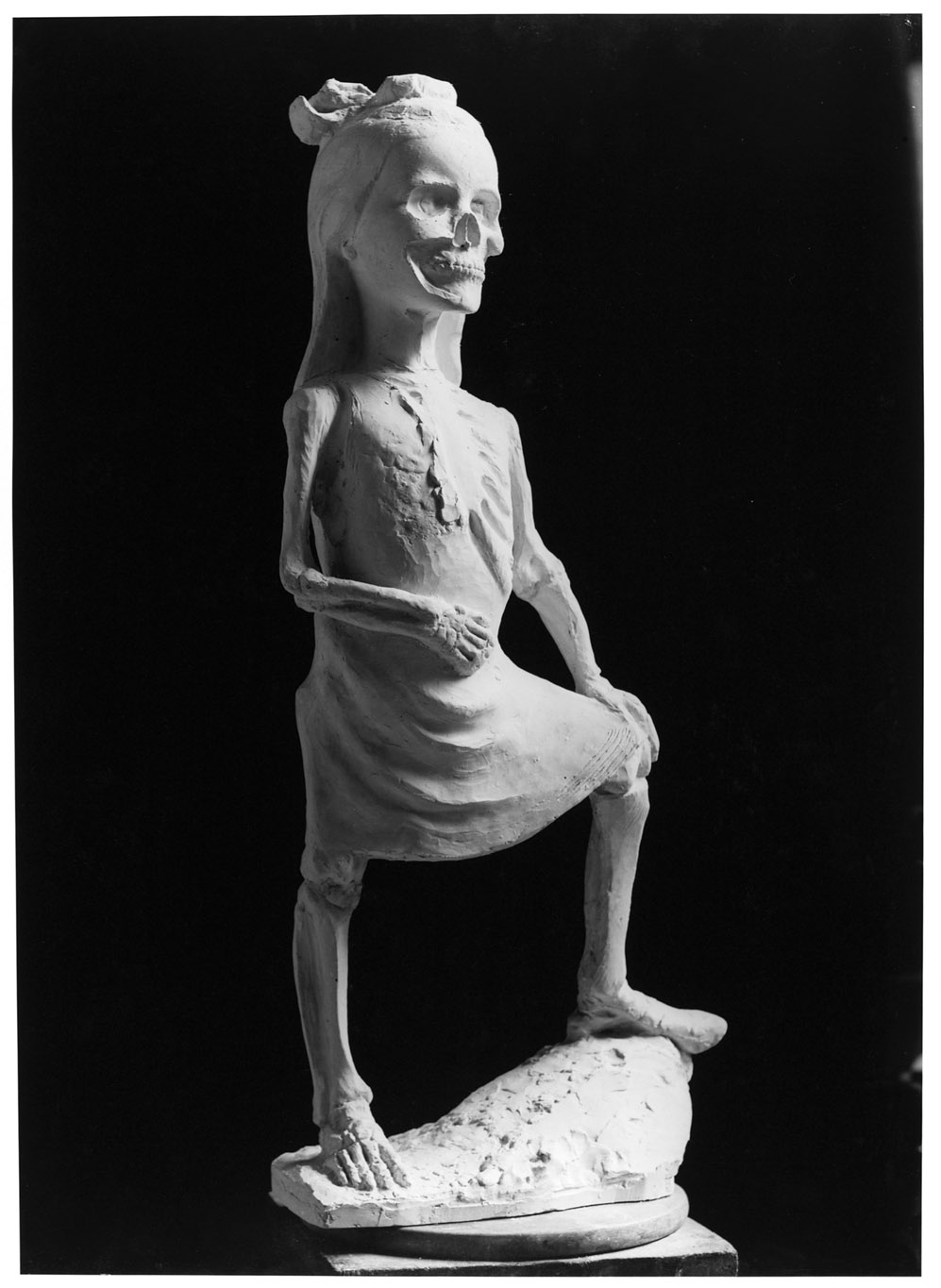 René Iché, Guernica, 1937, plâtre blanc, jeune fille décharnée à tête de mort et os ds mebres apparents , Montpellier, musée Fabre, exposition L'Art en Lutte, La Piscine, Roubaix, France, 2023, Boombartstic Art Magazine