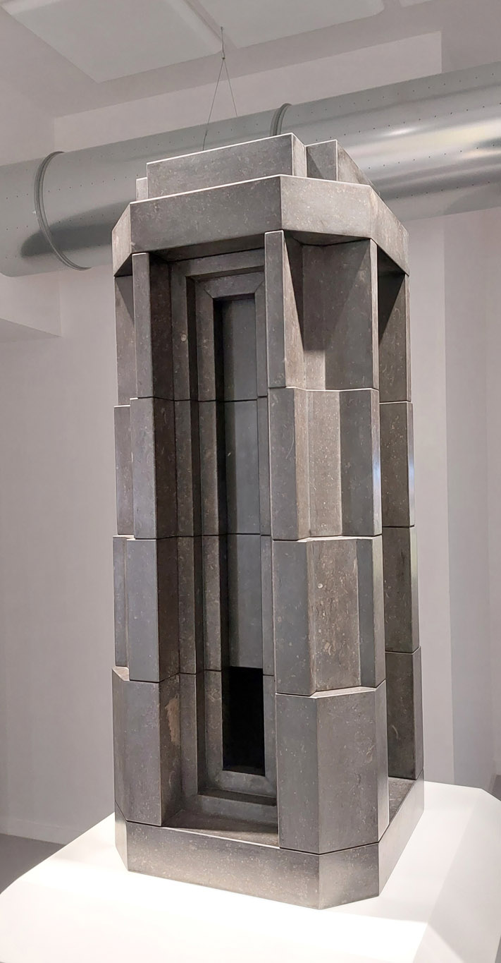 Renato Nicolodi, monument / urne funéraire de style constructiviste en pierre bleu. Babel III, 2017, collection de le Province de Namur, exposition En Regard, Le Delta Namur, 2023, Boombartstic Art Magazine