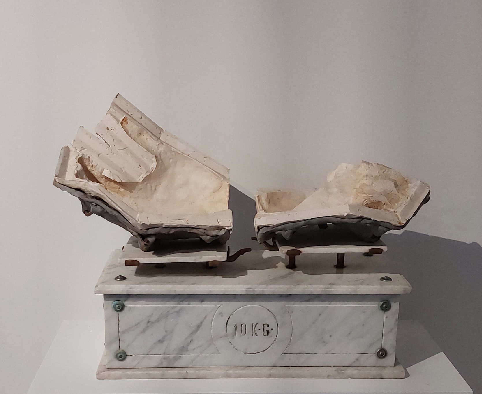 Maarten Vanden Eynde, Horror Vacul, 2016, latex marbre, collection du Musée d'Ixelles, empreinte en plâtre d'un bras humain posé sur les plateaux d'une balance en marbre, exposition En Regard, Le Delta, Namur, 2023, (c) courtesy the artist, (c) photo Eric Mabille, Boombartstic Art Magazine, Bruxelles