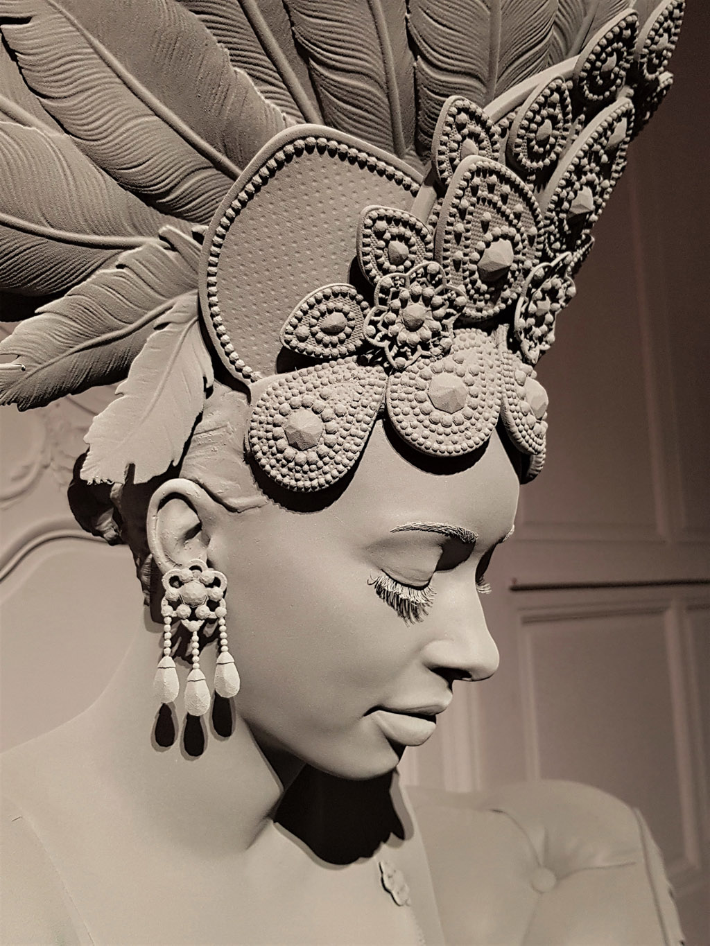 Hans Op de Beeck, Dancer, détail visage gris d'une danseuse brésilienne aux yeux fermés, avec un chapeau à plumes gris sur la tête, exposition Silence & Résonance, Musée de Flandre, Cassel, Franc, 2023, Boombartstic Art Magazine, Bruxelles