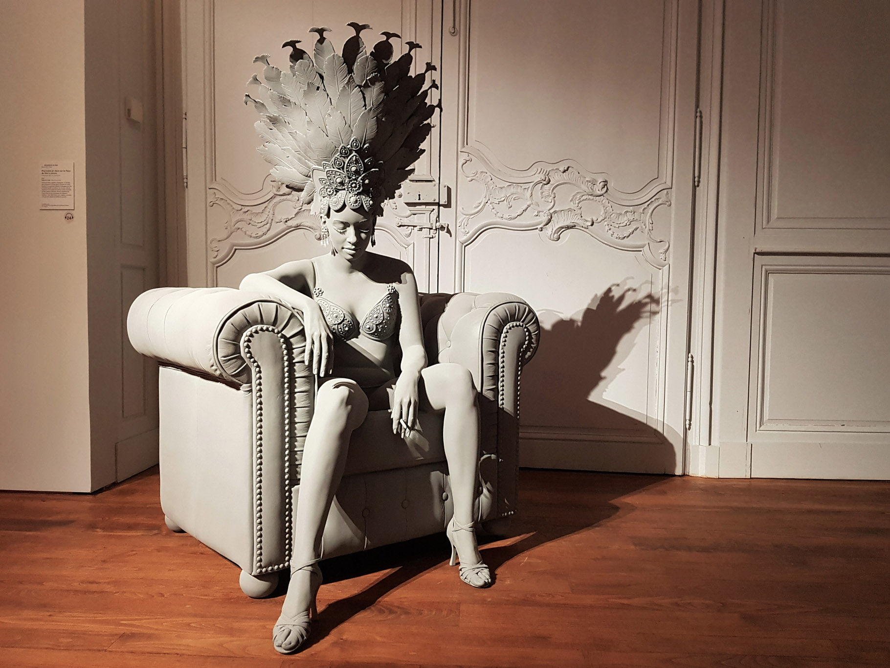 Hans Op de Beeck, Dancer, photo in situ d'une sculpture en polyester gris d'une danseuse brésilienne assise sur un fauteuil, exposition Silence & Résonance, Musée de Flandre, Cassel, France, 2023, Boombartstic Art Magazine, Bruxelles,