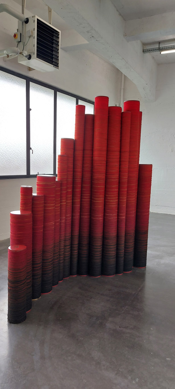 Tapta, sculpture Horizons flexibles, 1976, laine et sisal teinté en rouge enroulée autour de plusieurs tubes centraux en bois, aligné comme un paravent, exposition Tapta Espaces souples, WIELS Bruxelles, 2023, photo Boombartstic Art Magazine, magazine online d'art à Bruxelles