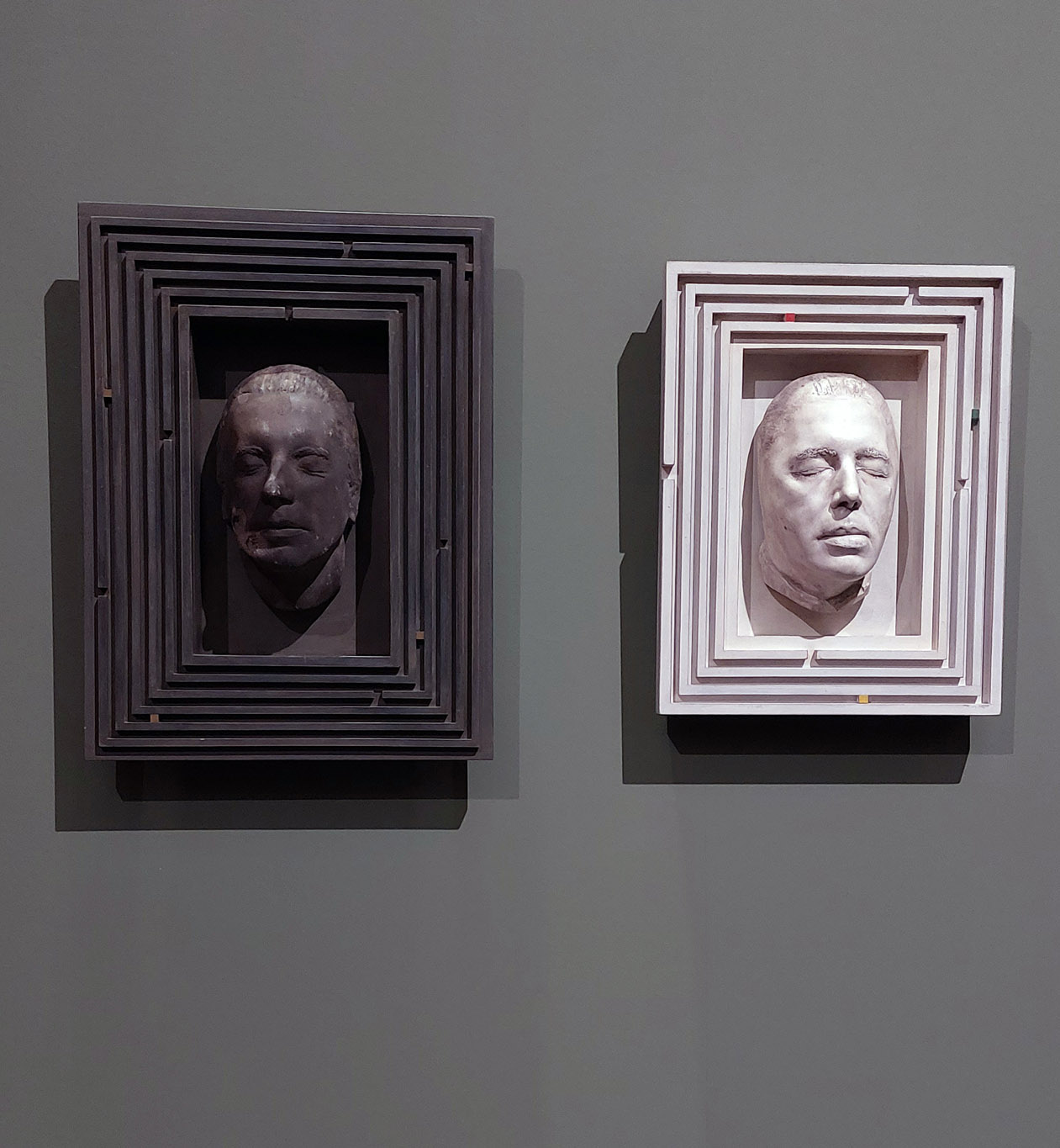 René Iché, masques en plâtre, tirage d'après l'empreinte prise sur le visage, André Breton (à droite), 1929, collection Martin du Louvre, Paris, exposition L'Art en Lutte, La Piscine, Roubaix, France, 2023, (c) photo Eric Mabille, Boombartstic Art Magazine