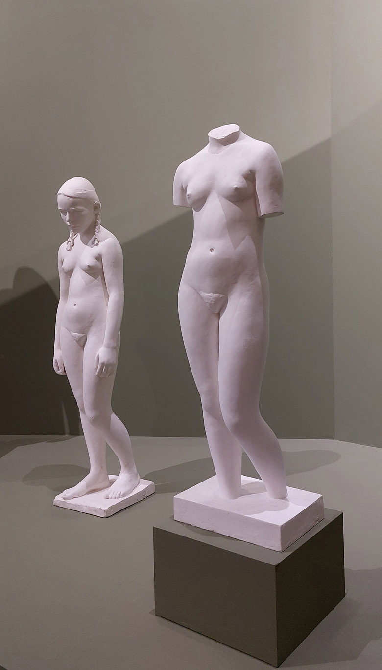 René Iché, Contrefleur (à gauche), 1933, plâtre blanc représentant une fillette adolescente, nue, debout, à côté d'un autre plâtre de femme nue, debout sans tête, Saint-Étienne, musée d’Art moderne et contemporain, exposition L'Art en Lutte, La Piscine, Roubaix, France, 2023, (c) ADAGP, Paris, 2023, (c) photo Eric Mabille, Boombartstic Art Magazine