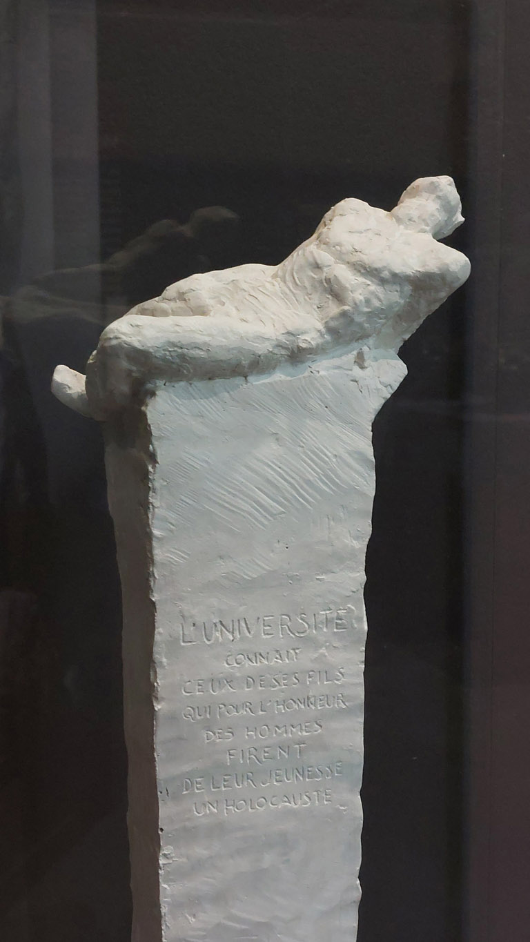 René Iché, détail d'une maquette en plâtre pour un Monument aux Etudiants Résistants, stèle avec inscription surmontée d'un corps d'homme nu couché, 1947, collection privée, exposition L'Art en Lutte, La Piscine, Roubaix, France, 2023, (c) photo Eric Mabille, Boombartstic Art Magazine