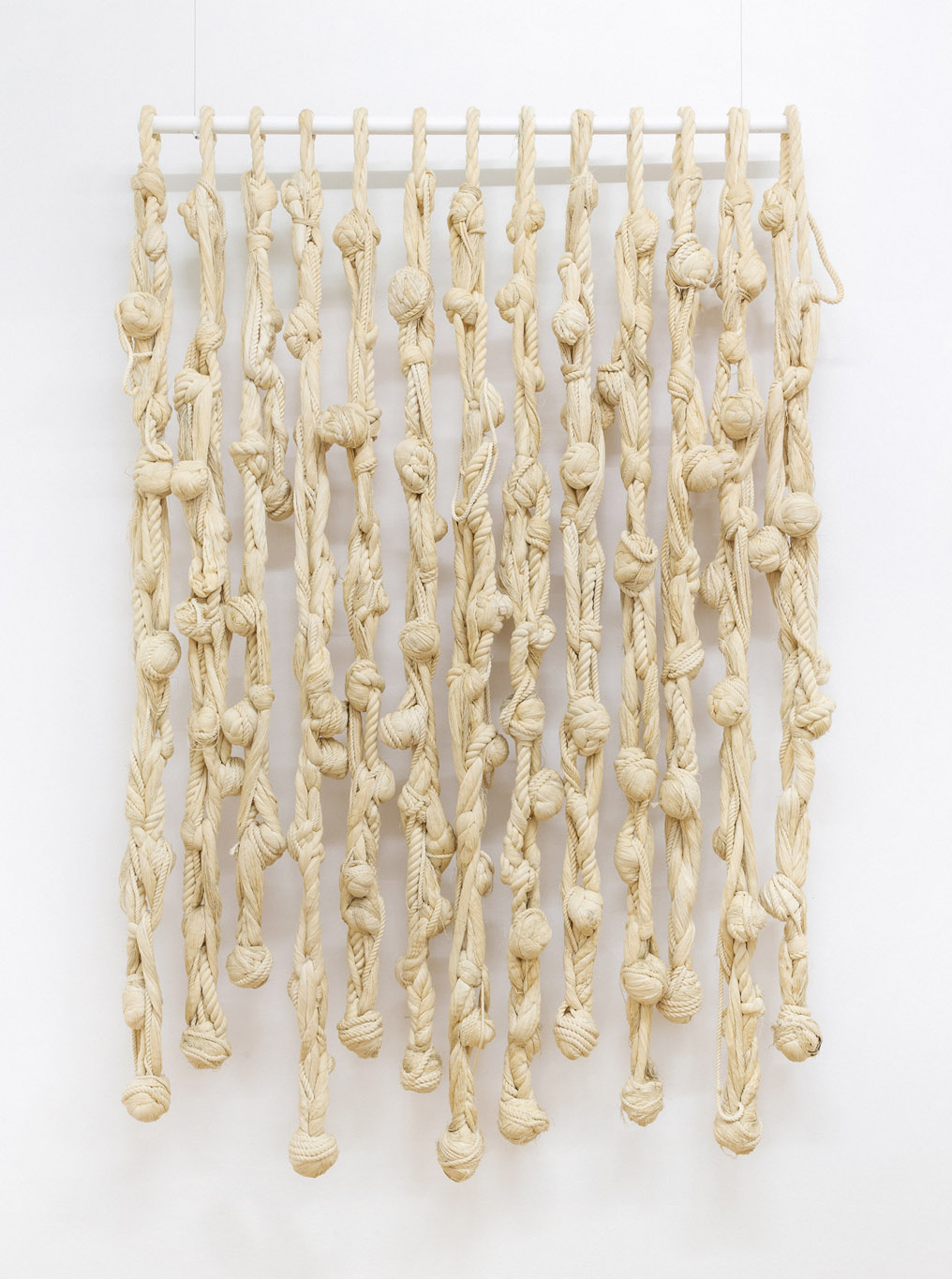 Tapta, chute de nœuds en laine de couleur beige, sculpture textile souple, exposition au WIELS Bruxelles, en 2023, oeuvre de la collection Maurice Verbaet, photo pour Boombartstic Art Magazine