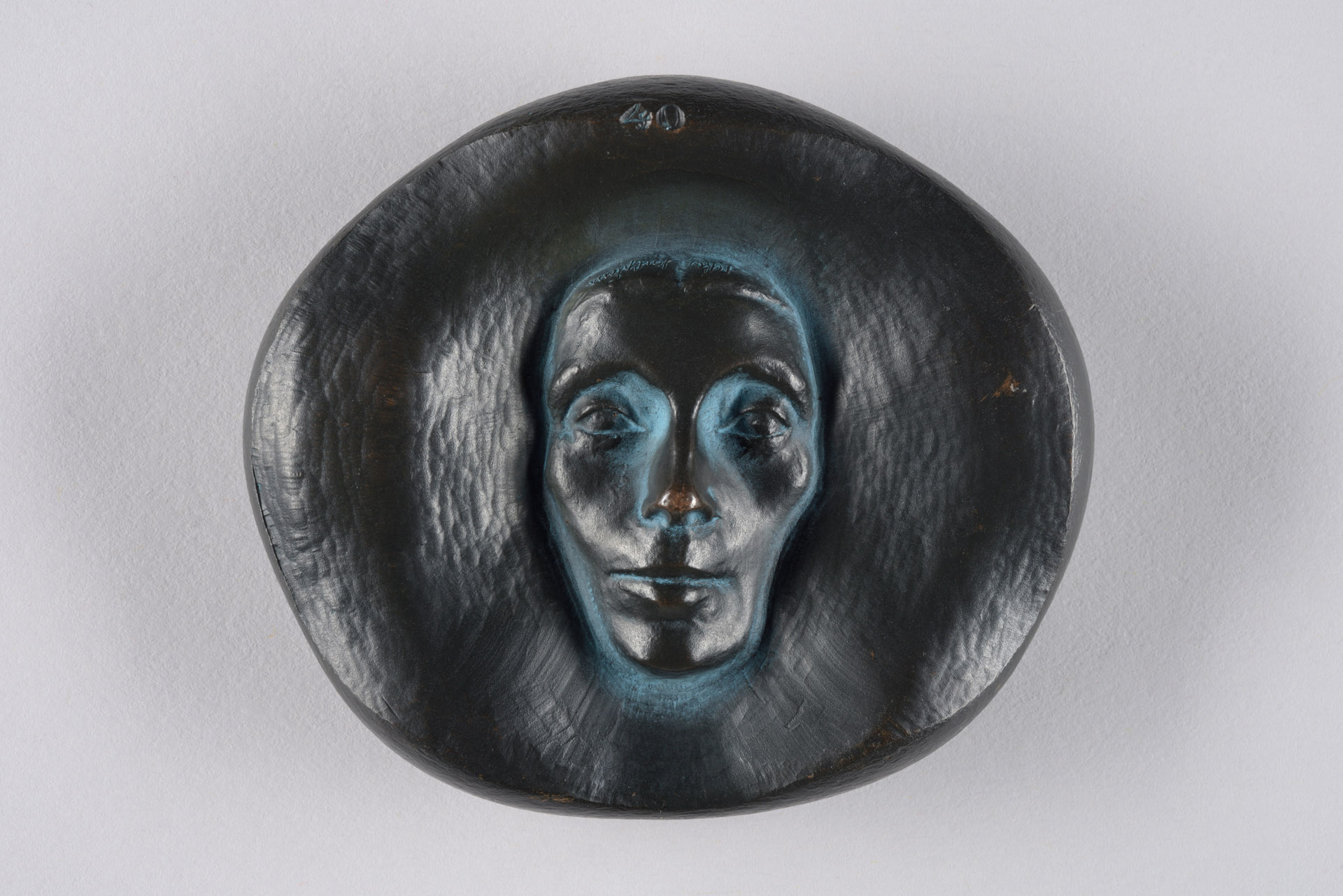 René Iché, recto d'une médaille en bronze représentant Louise Hervieu, 1939-1950, Diamètre . 6,6 ; Ép. 1,5 cm, Collection famille de l'artiste, exposition L'Art en Lutte, la Piscine, Roubaix, France, 2023, Boombartstic Art Magazine