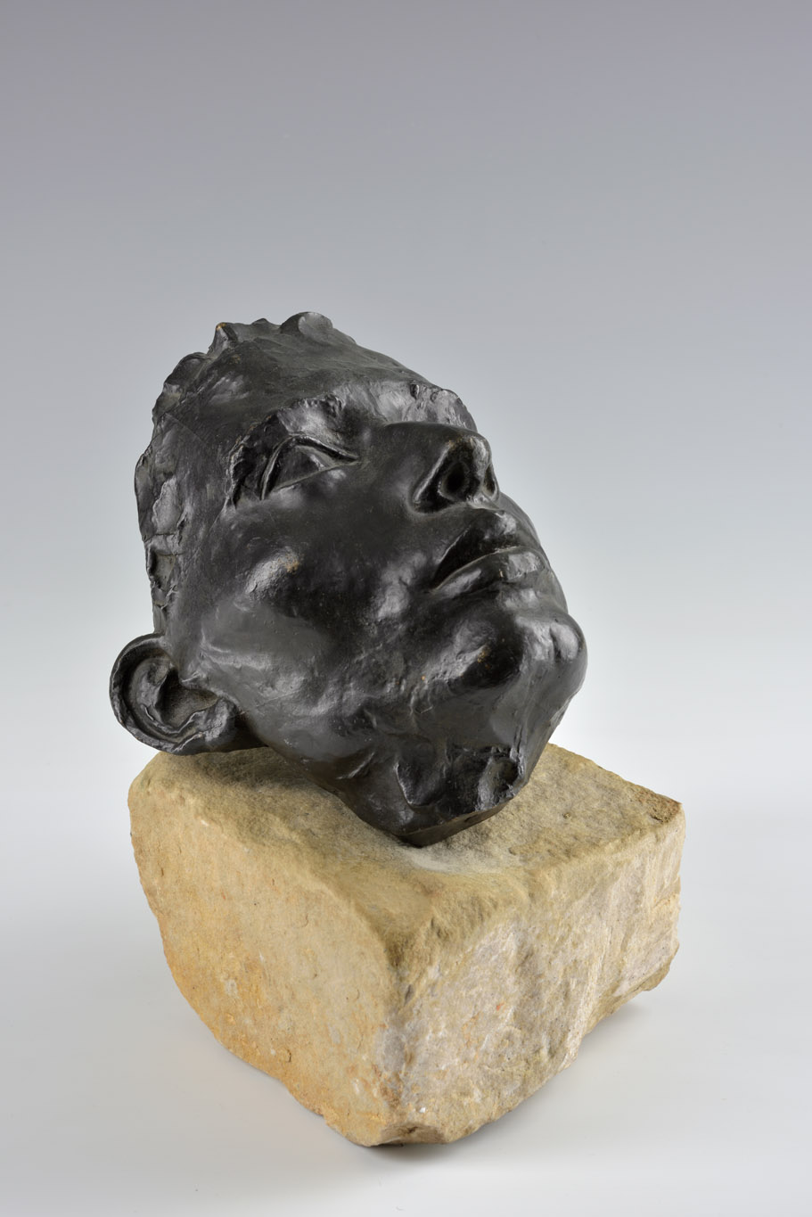 René Iché, Masque en bronze du résistant Raffin, agent de liaison de Lucie Aubrac, ca1943-1944, exposition L'Art en Lutte, La Piscine, Roubaix, France, 2023, Boombartstic Art Magazine