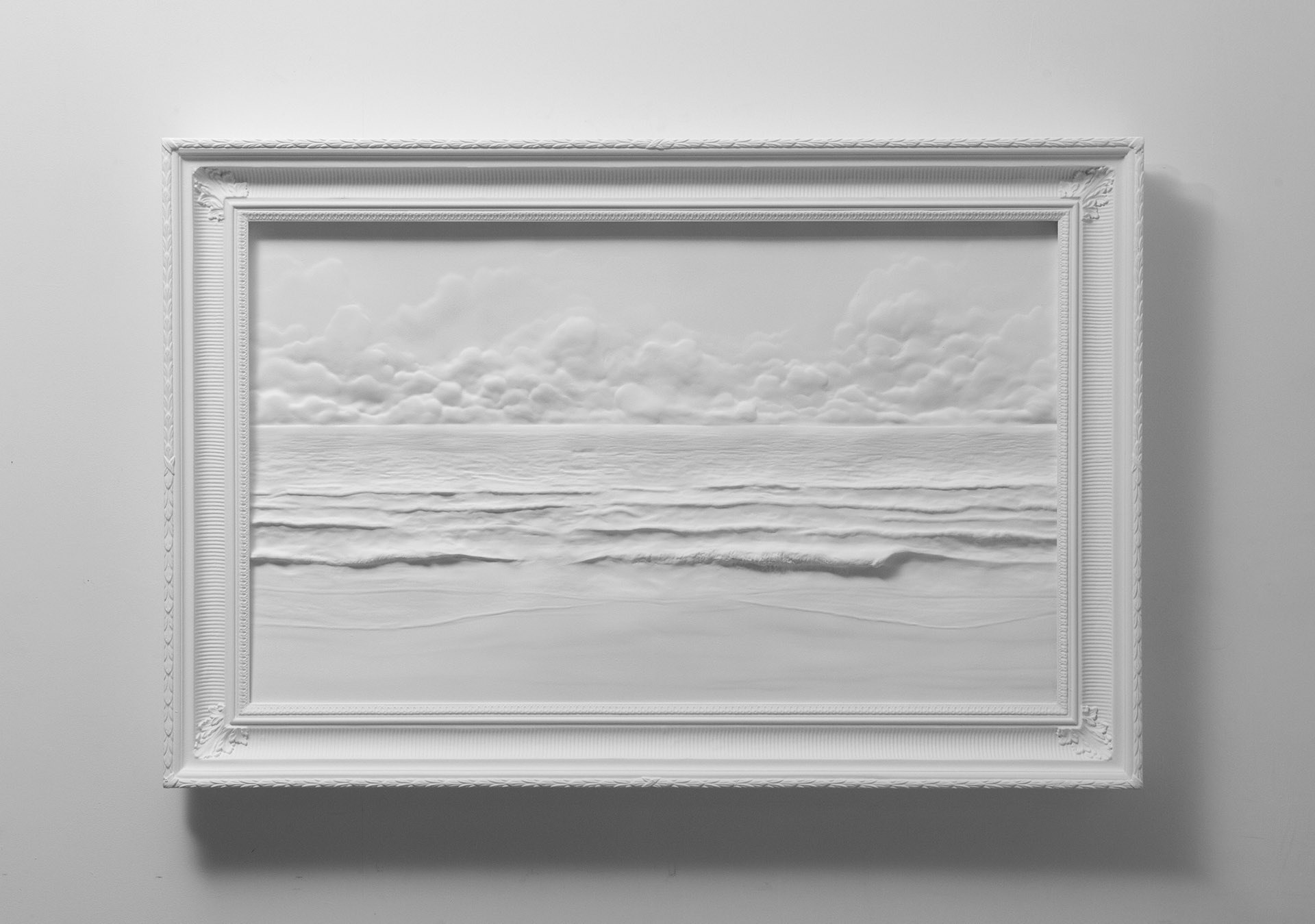 Hans Op de Beeck, Archetypal Landscape, Sea View, vue de mer avec vagues en plâtre synthétique blanc dans un cadre blanc, exposition Silence & Résonance, Musée de Flandre, Cassel, France, 2023, Boombartstic Art Magazine, Bruxelles