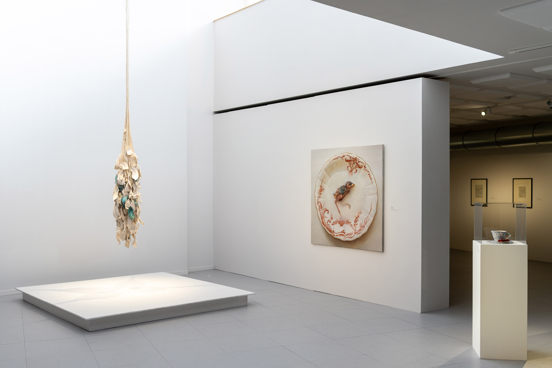 Vue de l'exposition En Regard, Delta, Namur, 2023, dialogue entre les collections de la Province de Namur et du Musée d'Ixelles, (c) photo Sébastien Roberty, Boombartstic Art Magazine, Bruxelles