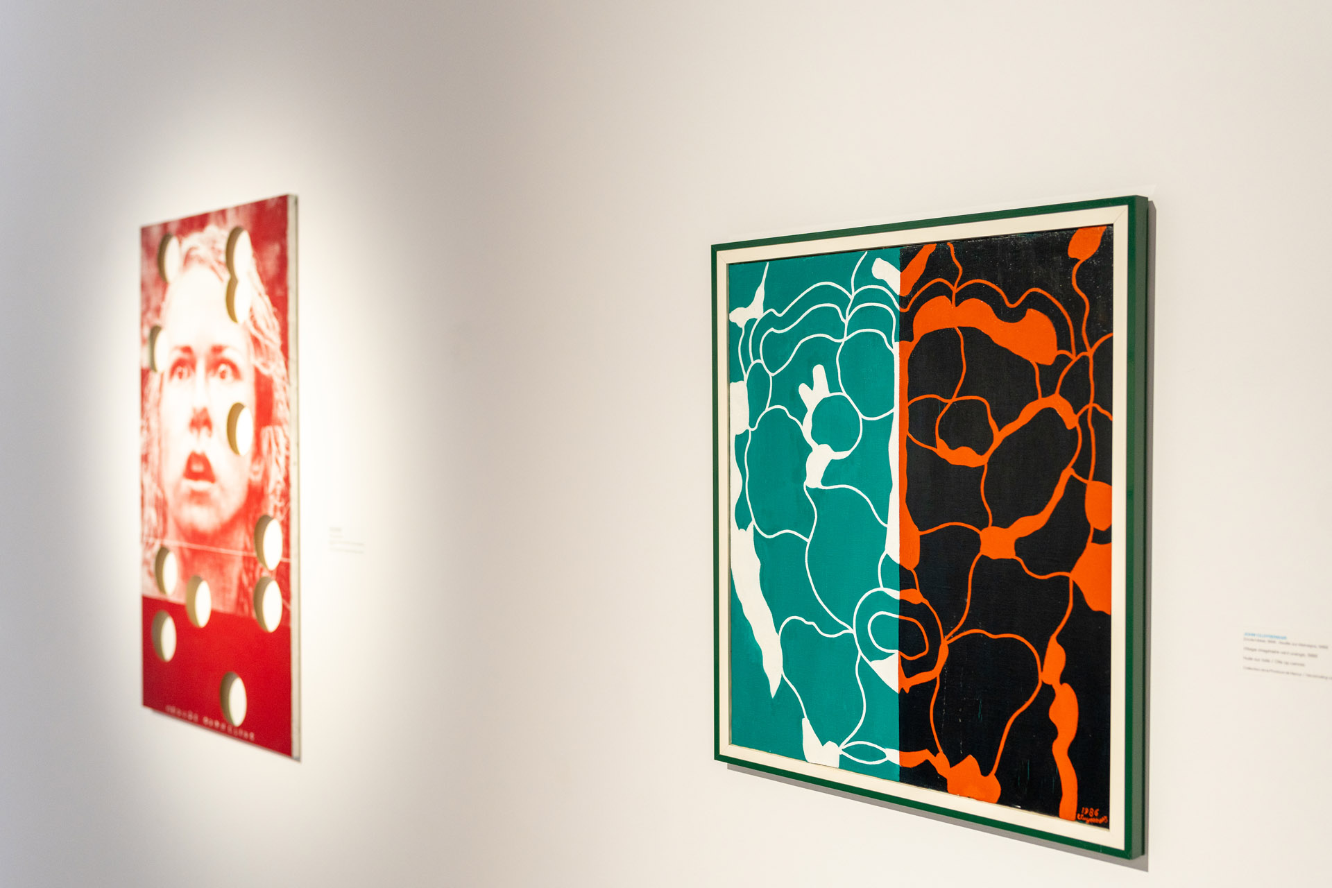 Vue de l'exposition En Regard, Le Delta, Namur, 2023, dialogue entre les collections de la Province de Namur et celles du Musée d'Ixelles, (c) photo Sébastien Roberty, Boombartstic Art Magazine