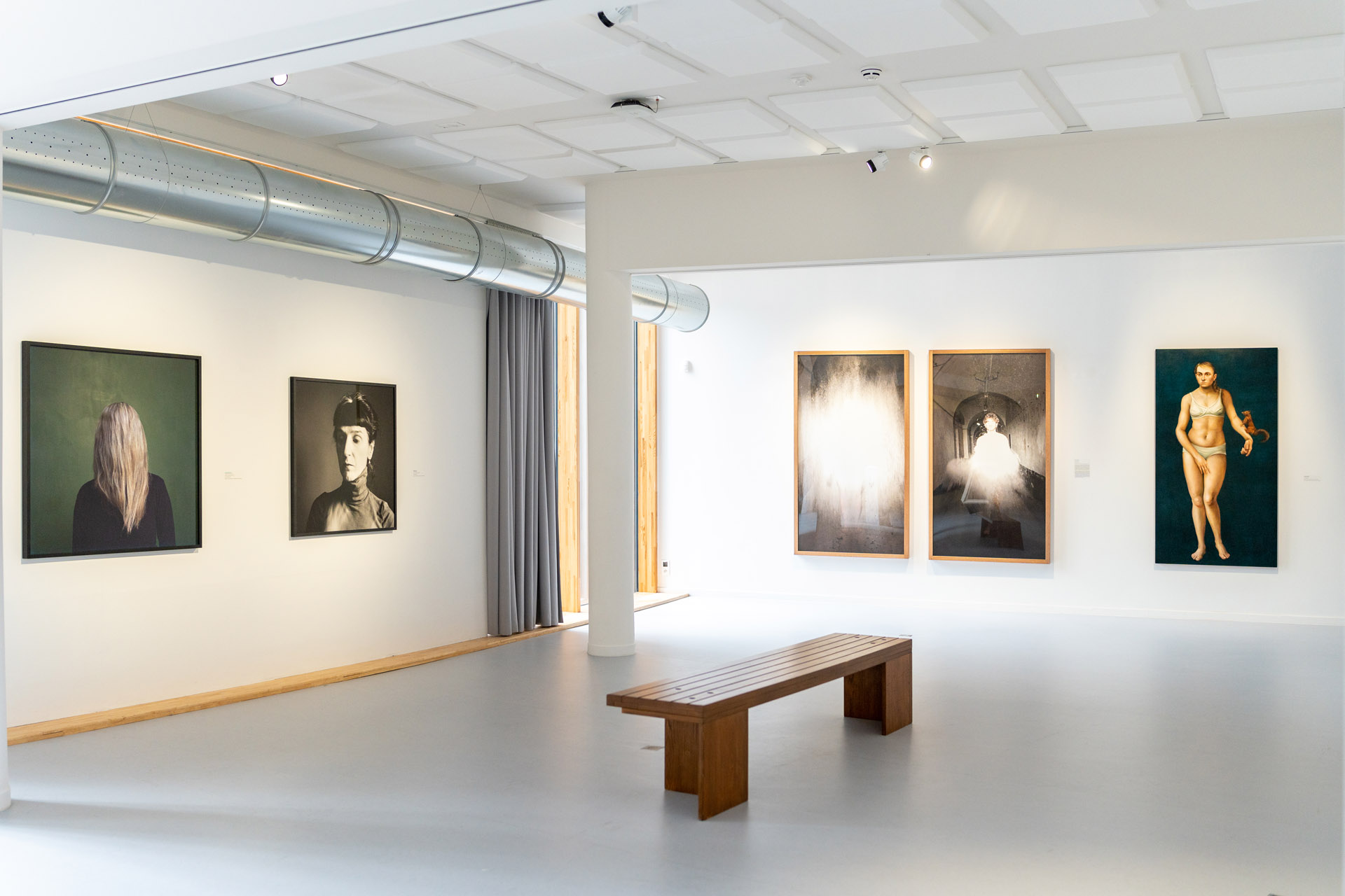 Le Delta, Namur, vue de l'exposition En Regard, dialogue entre les collections du Musée d'Ixelles et celles de la Province de Namur, 2023, (c) Sébastien Roberty, Boombartstic Art Magazine