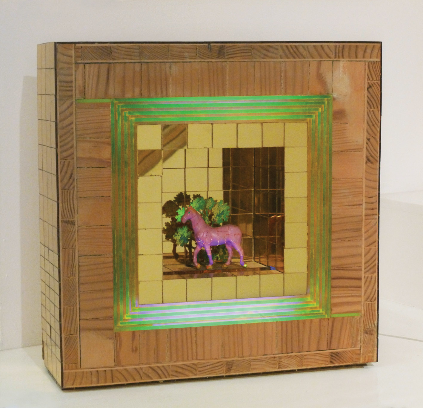 Martine Canneel, découpe de cheval sur mosaïque en miroir doré entouré d'un cadre en mosaïque de bois, exposition En Regard, Le Delta, 2023, Boombartstic Art Magazine