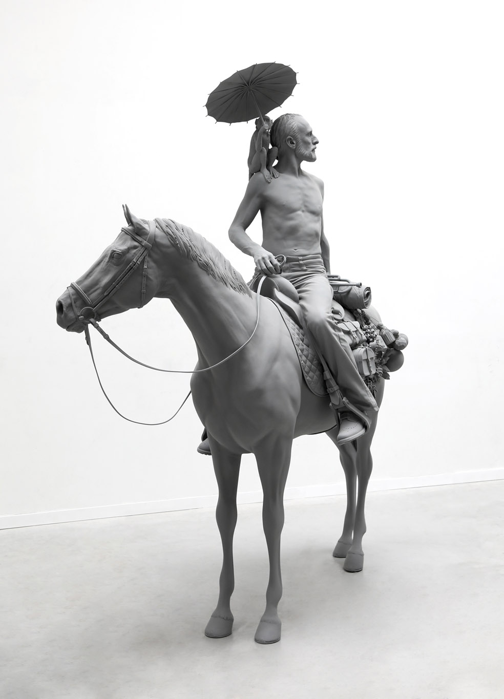 Hans Op de Beeck, The Horseman, 2020, statue équestre en acier et polyester, cavalier en selle torse nu, sur son épaule droite, un petit singe avec une ombrelle chinoise, l'ensemble est de couleur grise, exposition Silence & Résonance, Musée de Flandre, Cassel, France, 2023, Boombartstic Art Magazine, Bruxelles