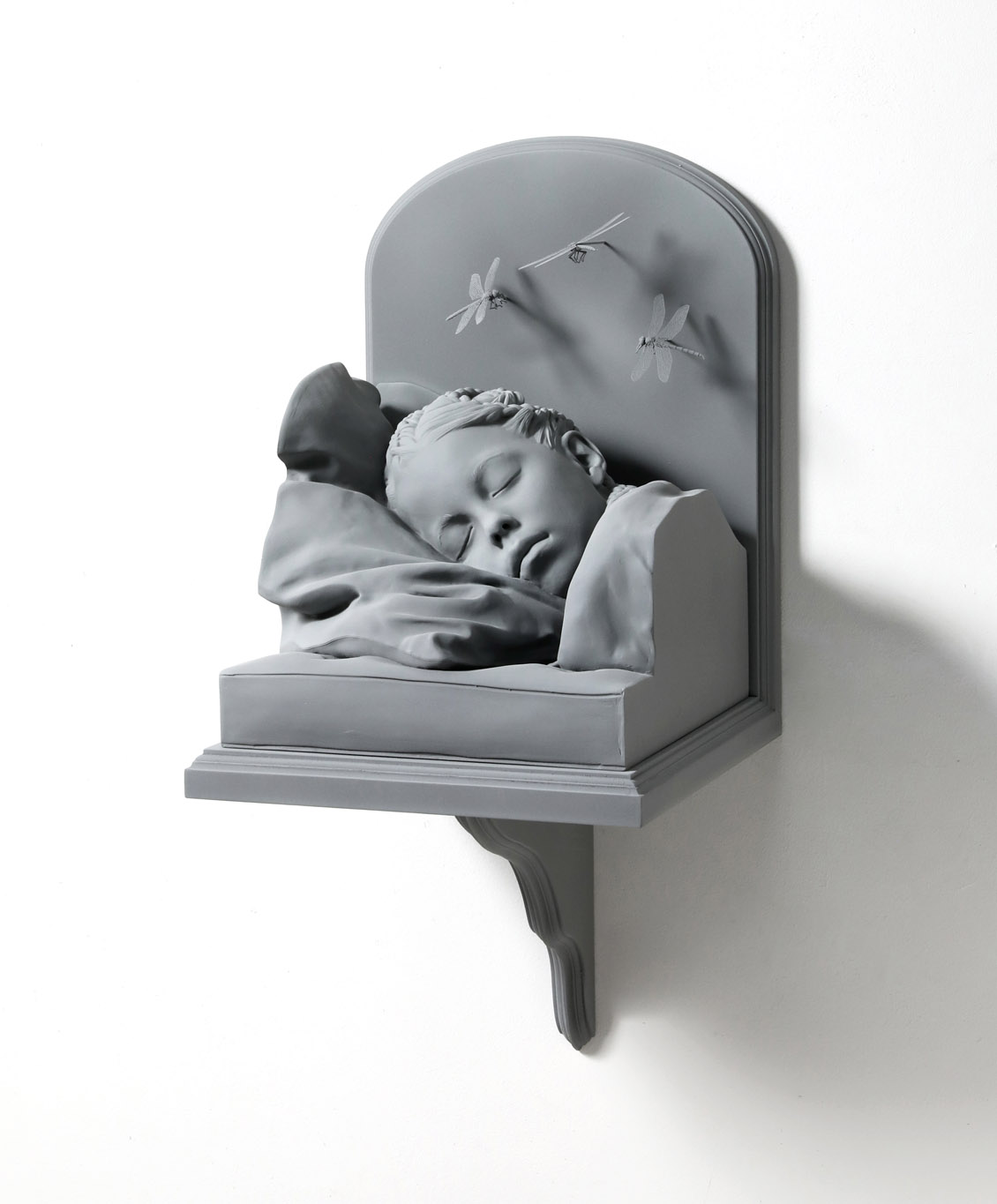 Hans Op de Beeck, Girl Asleep, 2021, fillette endormie, cheveux tressés sur lesquels volent des libellules, le tout est de couleur grise et posé sur une petite console grise, exposition Silence & Résonance, Musée de Flandre, Cassel, France, 2023, Boombartstic Art Magazine, Bruxelles