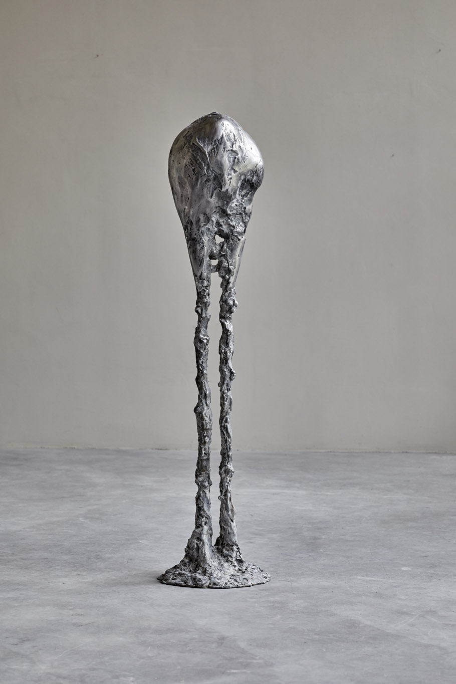 Christian Bolt, Individual, sculpture en aluminium, une tête en boule allongée posée sur de longues jambes filiformes, 2013, exposition De la Beauté humaine, Galerie Impulse, Lucerne, Suisse, 2023, (c) Atelier Bolt, (c) photo courtesy Galerie Impulse, Boombartstic Art Magazine