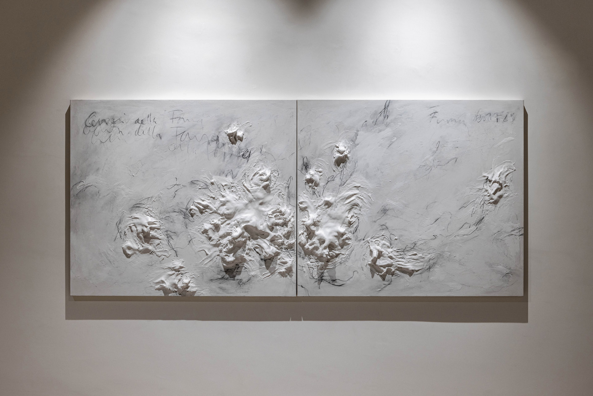 Christian Bolt, diptyque haut-relief, peinture en marbre de Carrare, 2023, exposition De la Beauté humaine, Galerie Impulse, Lucerne, Suisse, 2023, (c) Christian Bolt, (c) photo courtesy Galerie Impulse, Boombartstic Art Magazine