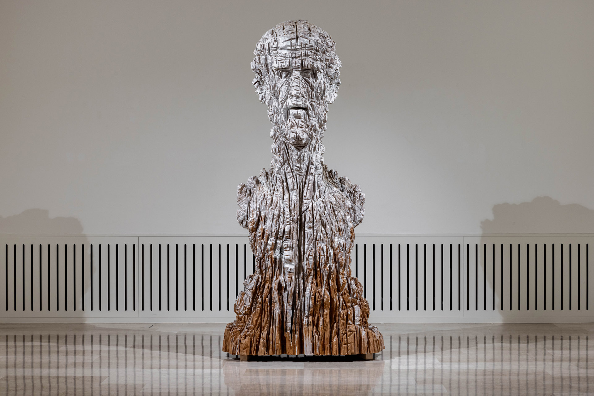 Christian Bolt, Grand Buste en bois de chêne sculpté à la tronçonneuse, 2019, exposition De la Beauté humaine, Galerie Impulse, Lucerne, Suisse, 2023, (c) photo courtesy Christian Bolt - Galerie Impulse, Boombartstic Art Magazine