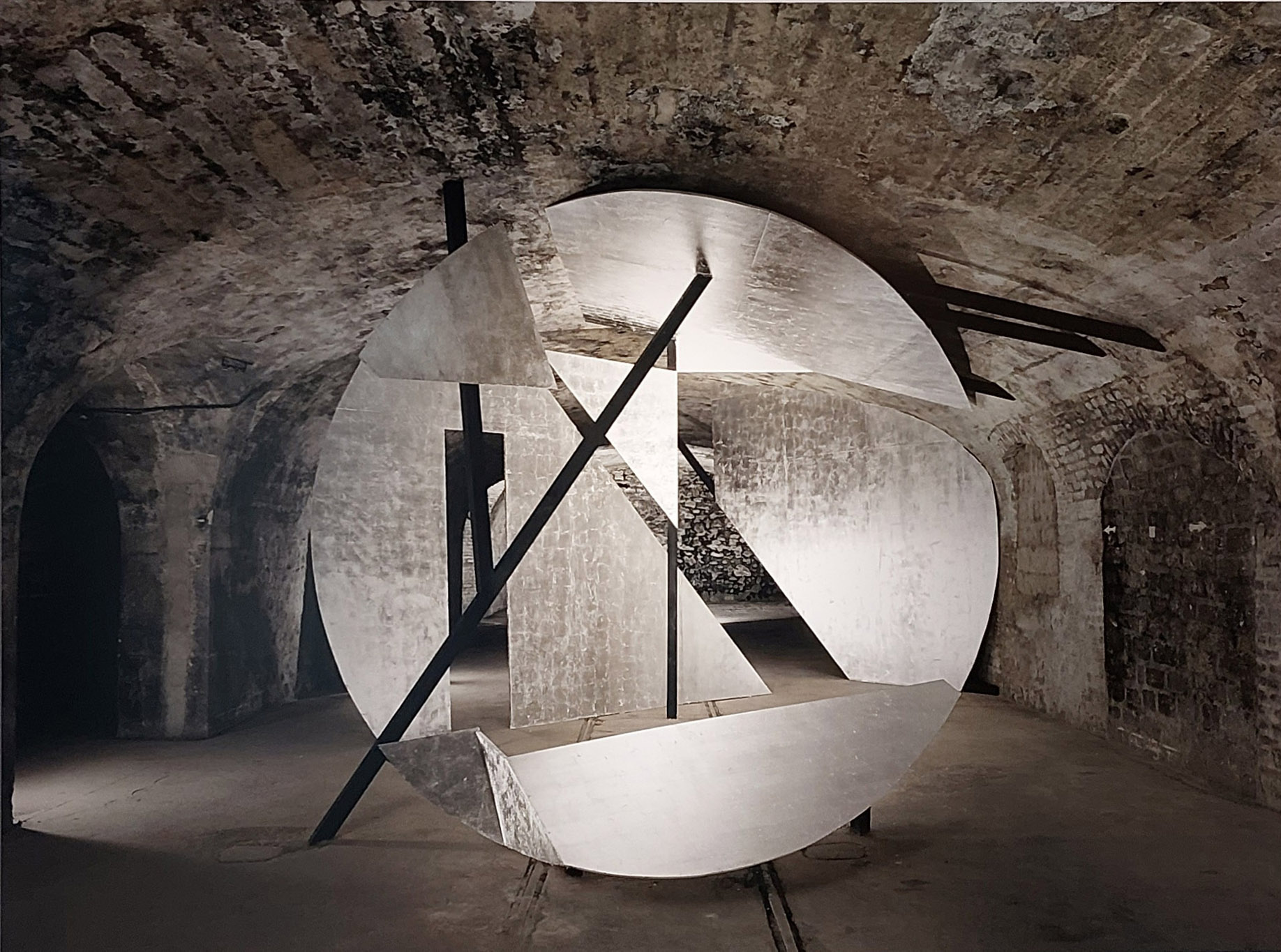 Georges Rousse, Reims, 2012, vue de l'exposition Rising Circles, Hangar, Bruxelles, 2023, (c) Georges Rousse, (c) photo Eric Mabille, Boombartstic Art Magazine