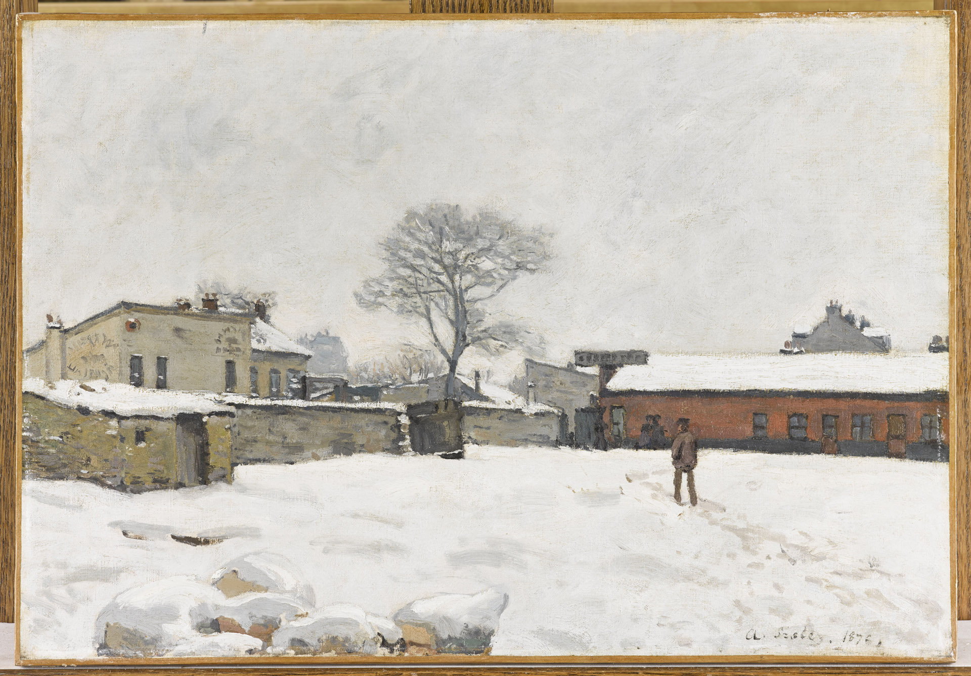 150 ans de l'Impressionnisme, Alfred Sisley, Sous la neige : cour de ferme à Marly-le-Roi, 1876, huile sur toile, H. 38,5 ; L. 55,7cm, Musée d'Orsay, Legs Enriqueta Alsop au nom du Dr. Eduardo Mollard, 1972, (c) RMN-Grand Palais (Musée d’Orsay) / Stéphane Maréchalle, N° Inventaire -N° Objet : RF 1972 34, 2024, Boombartstic Art Magazine