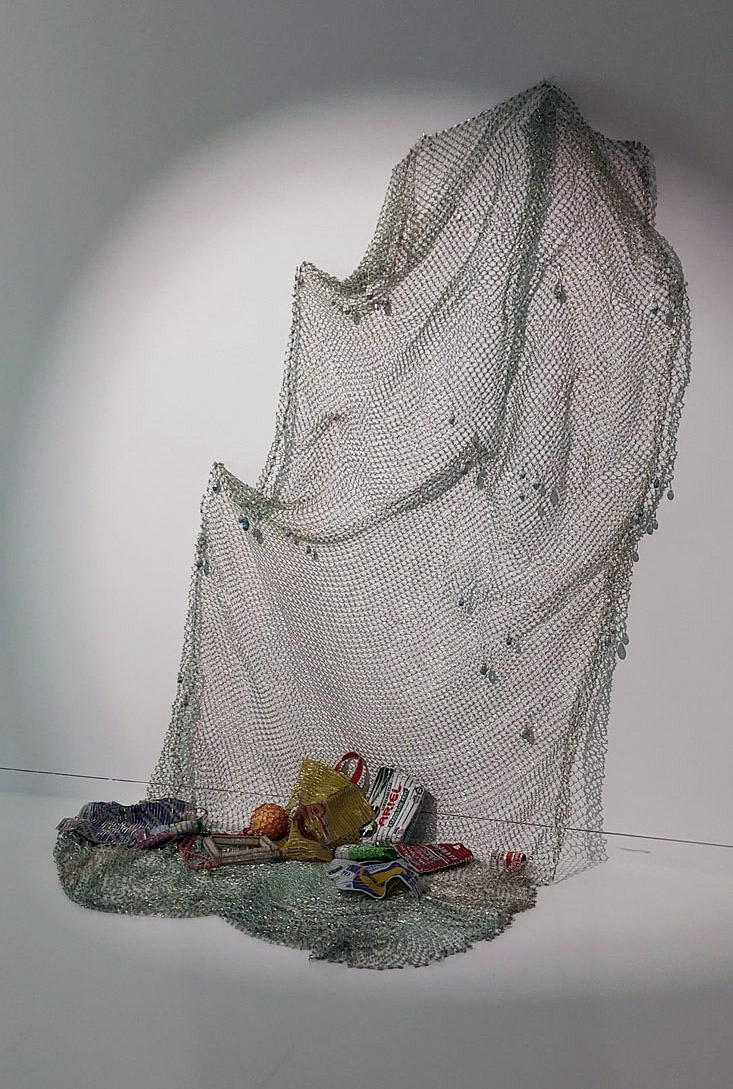 Shige Fujishiro, Unter dem Meer- Schleppnetz, perles de verre, métal, installation sonore,2023, exposition Trop Plein, MusVerre, Sars-Poteries, France, 2024, (c) courtesy Shige Fujishiro, (c) photo Eric Mabille, Boombartstic Art Magazine