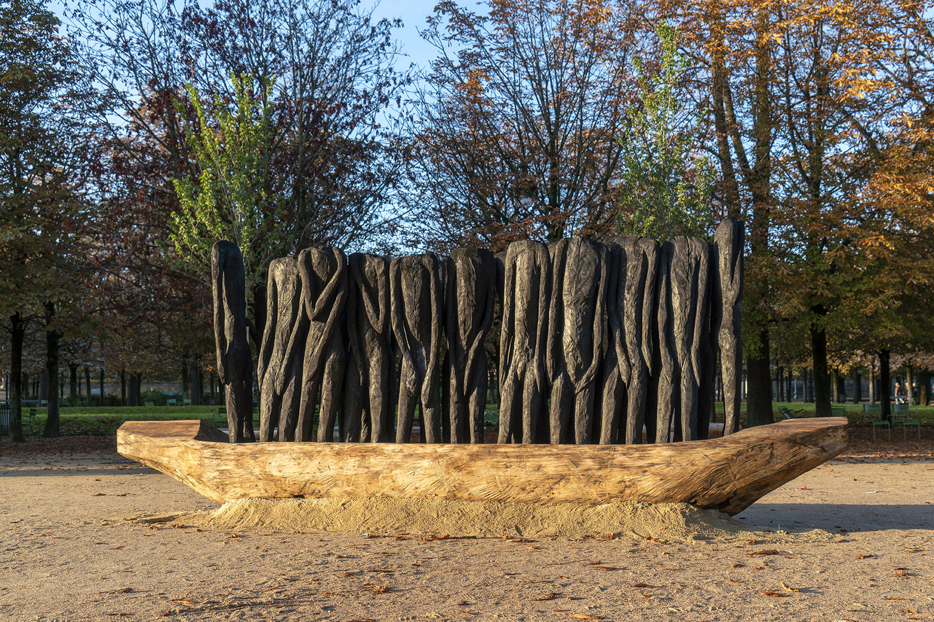 Jems Koko Bi, Empty, installation sculpturale en chêne, 2016, lors de son exposition au Jardin des Tuileries en 2021, exposition Exils, musée du Louvre-Lens, 2024, (c) courtesy Galerie Cécile Fakhoury, Abidjan, Dakar, Paris, (c) photo Bild Kunst, 2024, Boombartstic Art Magazine