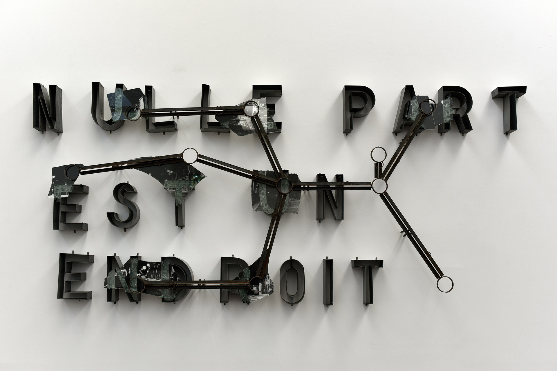 Richard Baquié, Nulle Part est un Endroit, installation, structure d'assemblage en acier, verre, photographies argentiques noir et blanc, 1989, collection MAC VAL, musée d'art contemporain du Val de Marne, inv. 2018-2325, Vitry-sur-Seine, exposition Exils, musée du Louvre-Lens, 2024, (c) ADAGP, Paris, 2024, (c) photo Philippe Lebruman, Boombartstic Art Magazine