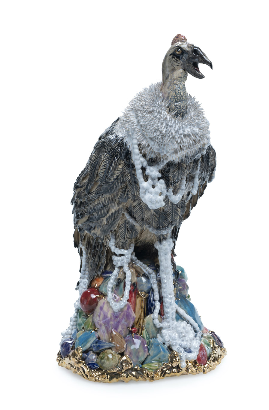 Ceramic Brussels 2025, Galerie Fontana, pays-Bas, Carolein Smit, Vautour au Collier de Perles, 2024, (c) Carolein Smit, (c) photo courtesy Galerie Fontana, Boombartstic Art Magazine