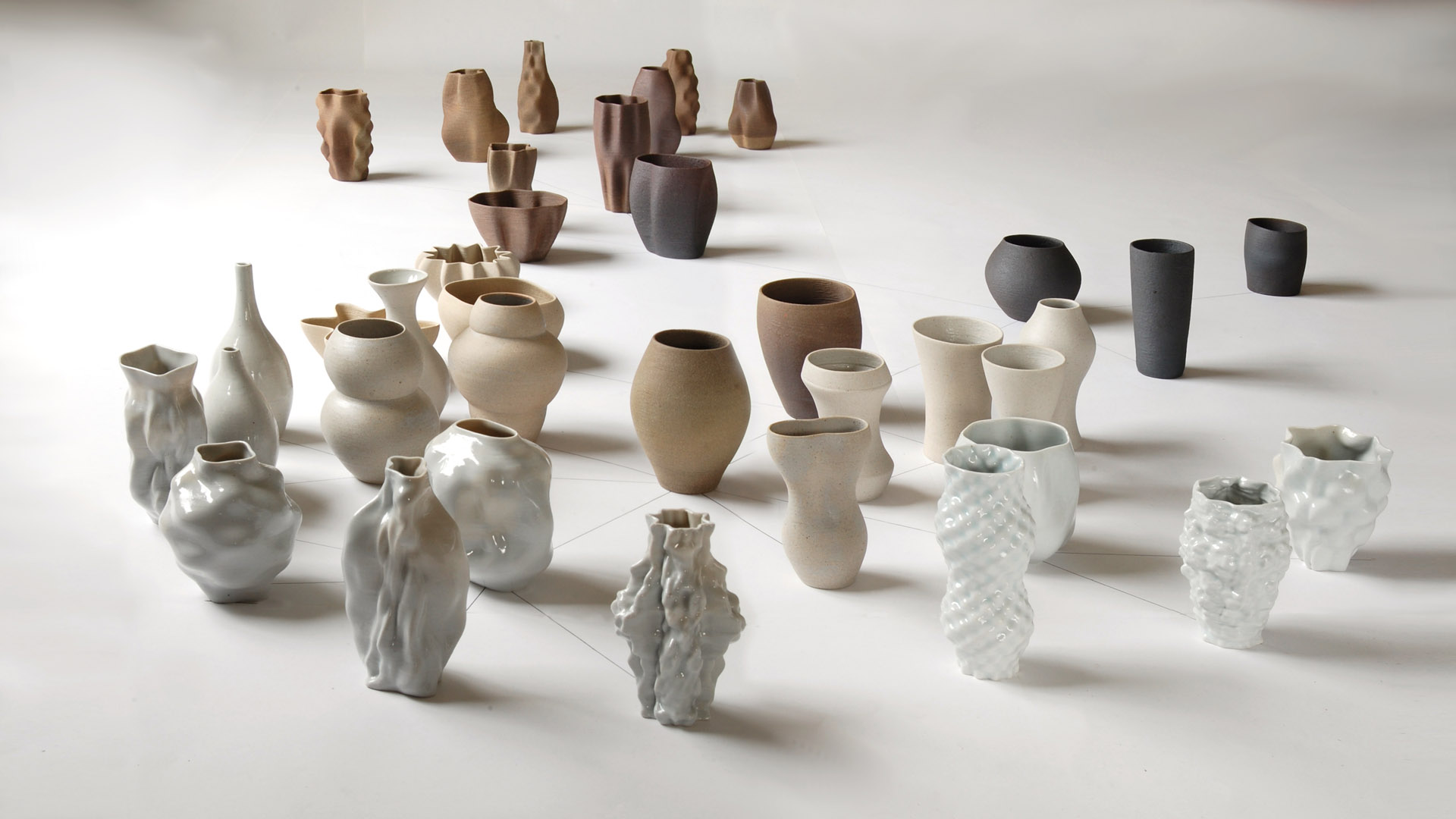 Ceramic Brussels 2025, Galerie Lélia Mordoch, France, Jonathan Keep, Think, (c) Jonathan Keep, (c) photo courtesy Galerie Lélia Mordoch, Boombartstic Art Magazine