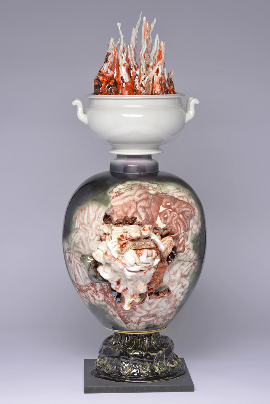 Ceramic Brussels 2025, Manufacture de Sèvres, France, Bachelot et Caron, Vase à Viscères, porcelaine émaillée, , grès, socle en bois, (c) photo Audrey Falet - Sèvres -Manufacture et Musée Nationaux, Boombartstic Art Magazine