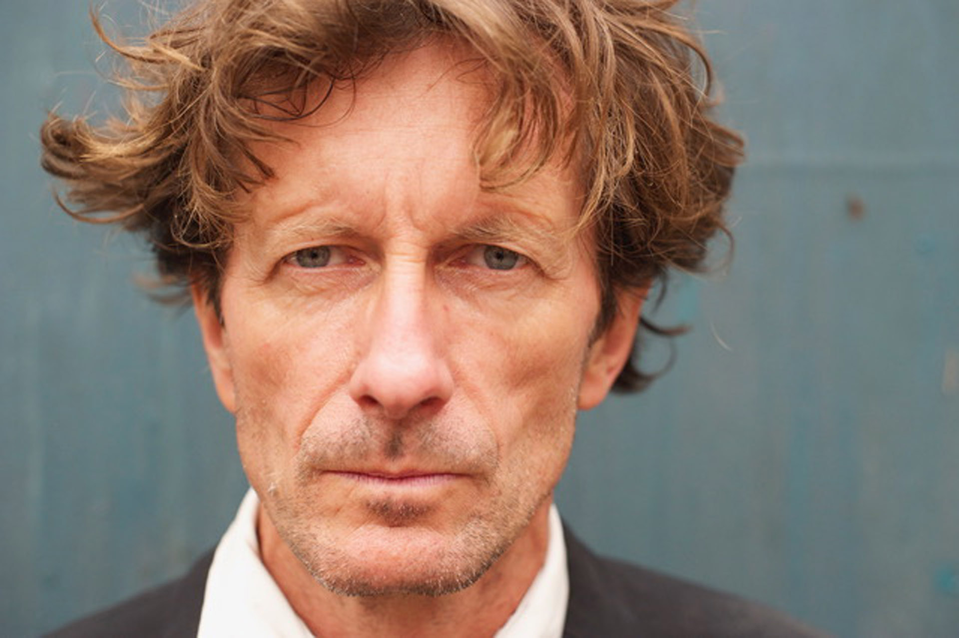 Olivier de Sagazan, portrait par Didier Carluccio, exposition De la Sainte-Face à la Tête-Viande, Centre Culturel de Namur, 2025, (c) Didier Carluccio, Boombartstic Art Magazine