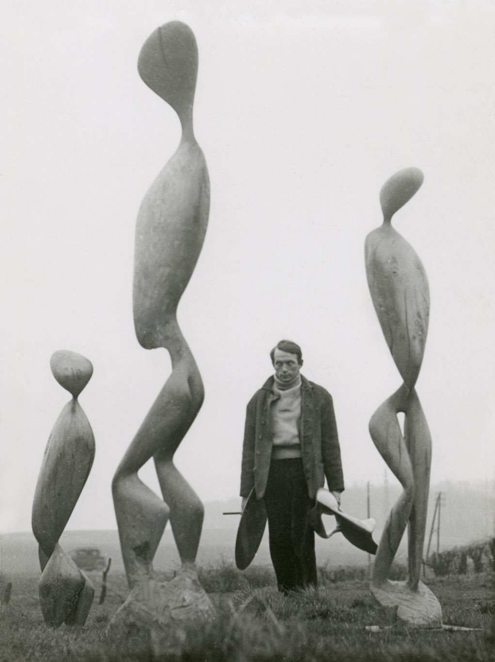 Roger Catherineau (1925-1962), Dodeigne dans le jardin de la maison des Bois blancs, vers 1954, Exposition Eugène Dodeigne, une Rétrospective II, La Piscine, Roubaix, 2024, Boombartstic Art Magazine