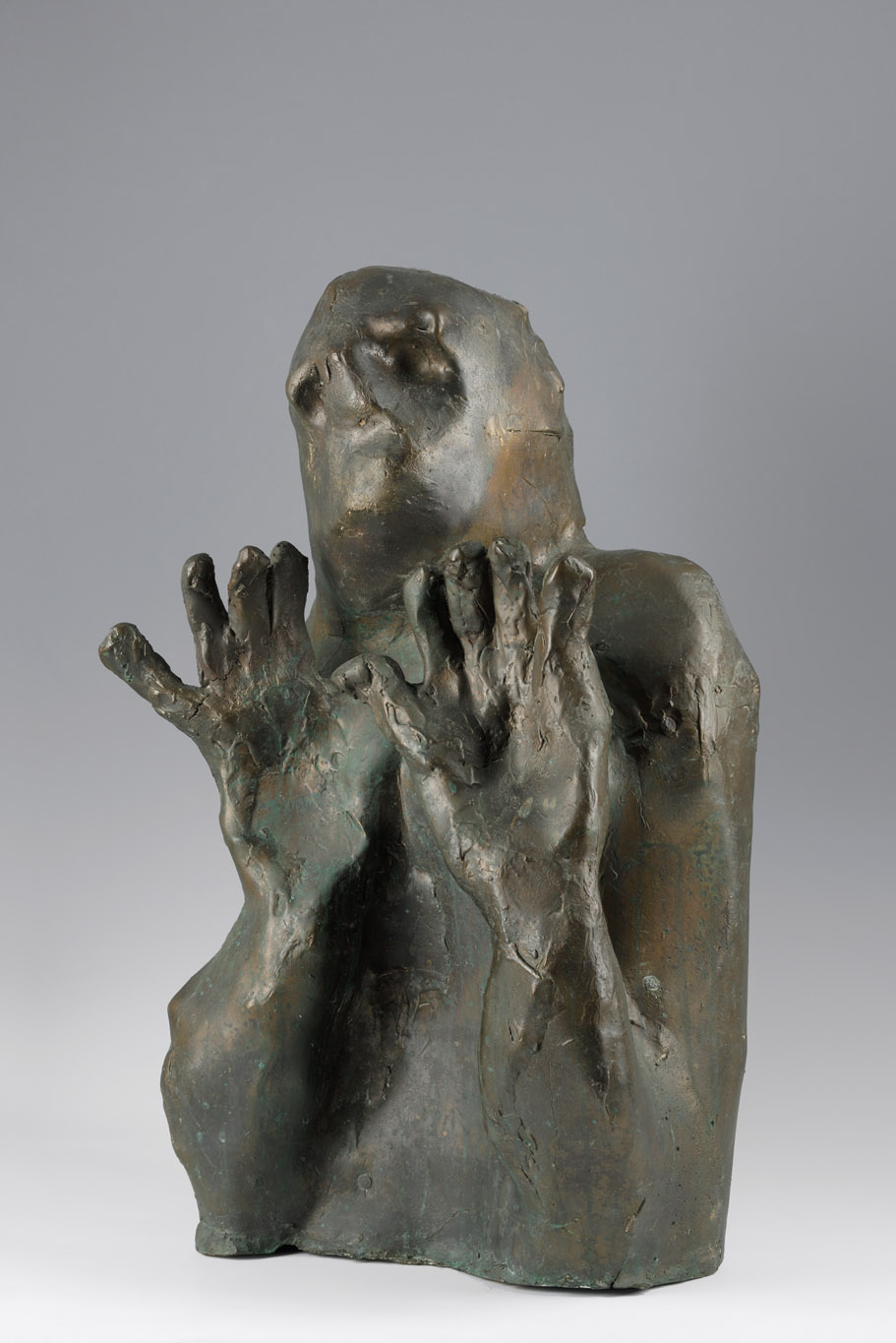 Eugène Dodeigne (1923-2015), Mains levées, 1964, Bronze à la cire perdue, 65 x 39 x 30 cm, collection particulière, exposition Eugène Dodeigne - une rétrospective II, Musée La Piscine, Roubaix, 2024, Boombartstic Art Magazine