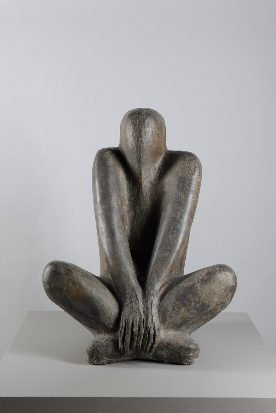 Eugène Dodeigne (1923-2015), Méditation, 1974, sculpture en bronze à la cire perdue, 95 x 70 x 50 cm, collection particulière, exposition Eugène Dodeigne - une Rétrospective II, Musée La Piscine, Roubaix, 2024, Boombartstic Art Magazine