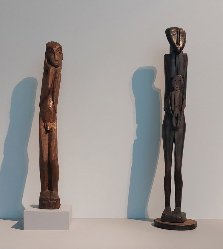Eugène Dodeigne, influences des Arts Premiers, Invocation, 1948, bois de noyer, Maternité, 1949, bois, exposition Eugène Dodeigne - une Rétrospective II, Musée La Piscine, 2024, (c) photo vue de l'exposition Eric Mabille, Boombartstic Art Magazine