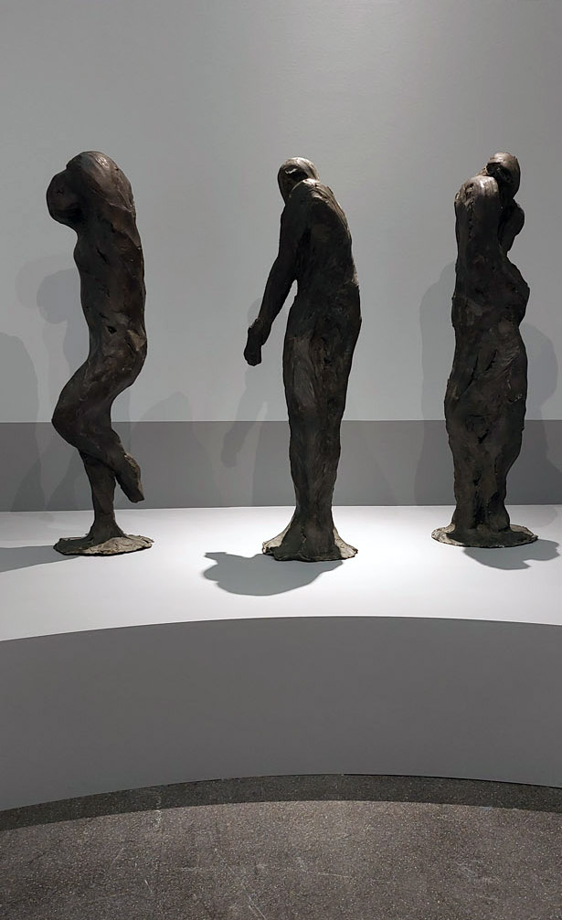 Eugène Dodeigne, Figures du Groupe de Trois, 1972, bronze à la cire perdue, collections particulières et Musée municipal Le Touquet Paris-Plage, exposition Eugène Dodeigne - une Rétrospective II, Musée La Piscine, Roubaix, 2024, (c) photo in situ Eric Mabille, Boombartstic Art Magazine