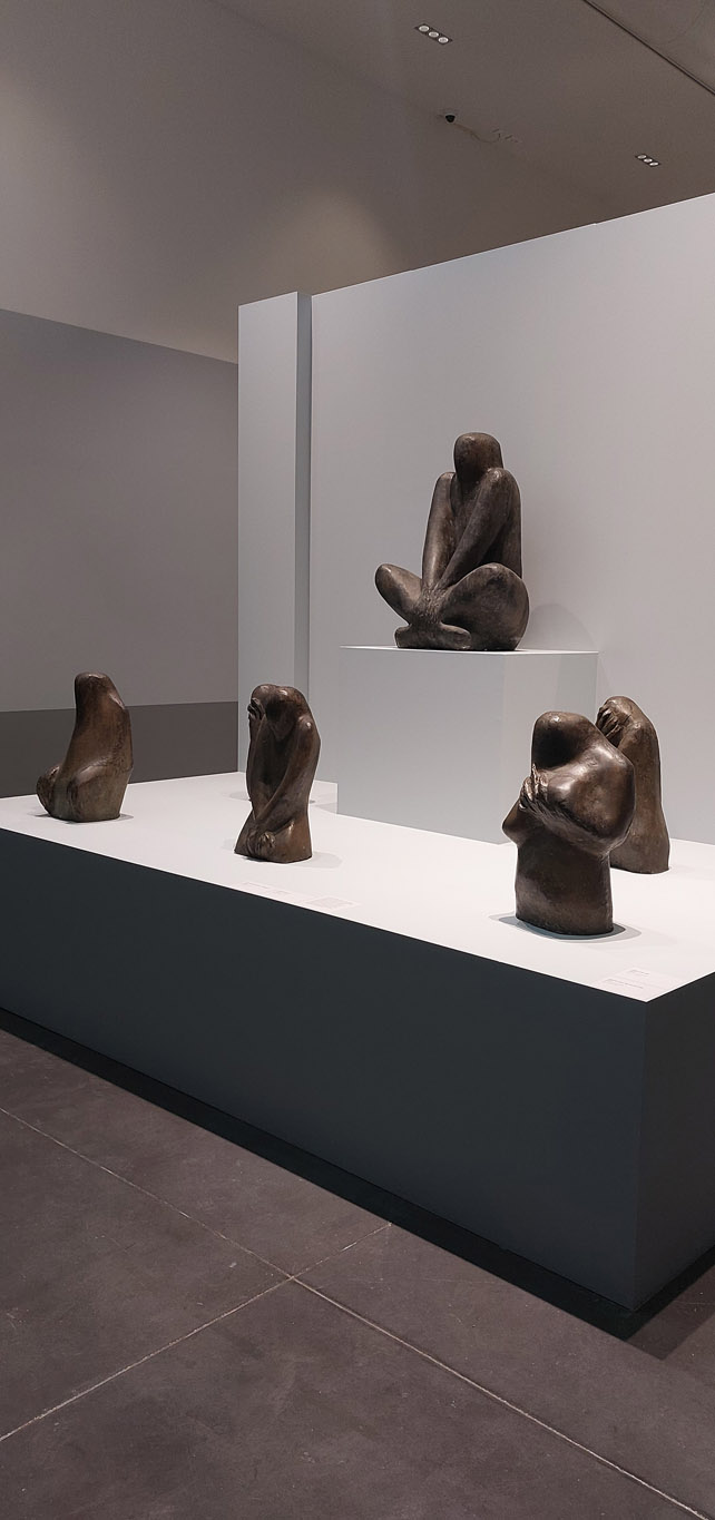 Eugène Dodeigne, ensemble de sculptures en bronze à la cire perdue, vue de l'exposition Eugène Dodeigne - une Rétrospective II, Musée La Piscine, Roubaix, 2024, (c) photo Eric Mabille, Boombarstic Art Magazine