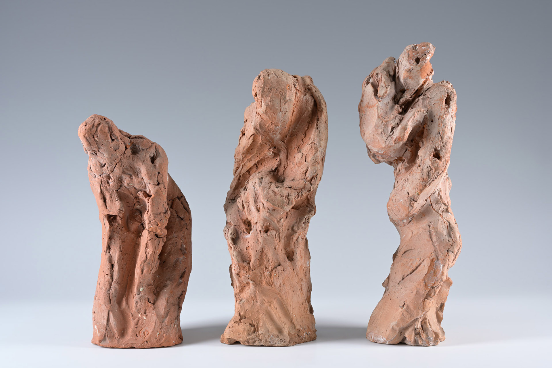 Eugène Dodeigne, Sans titre, 1976-1981, figurines en terre cuite rose, collection de La Piscine – Musée d’art et d’industrie André Diligent. don de Monsieur et Madame B. en 2023, Boombartstic Art Magazine