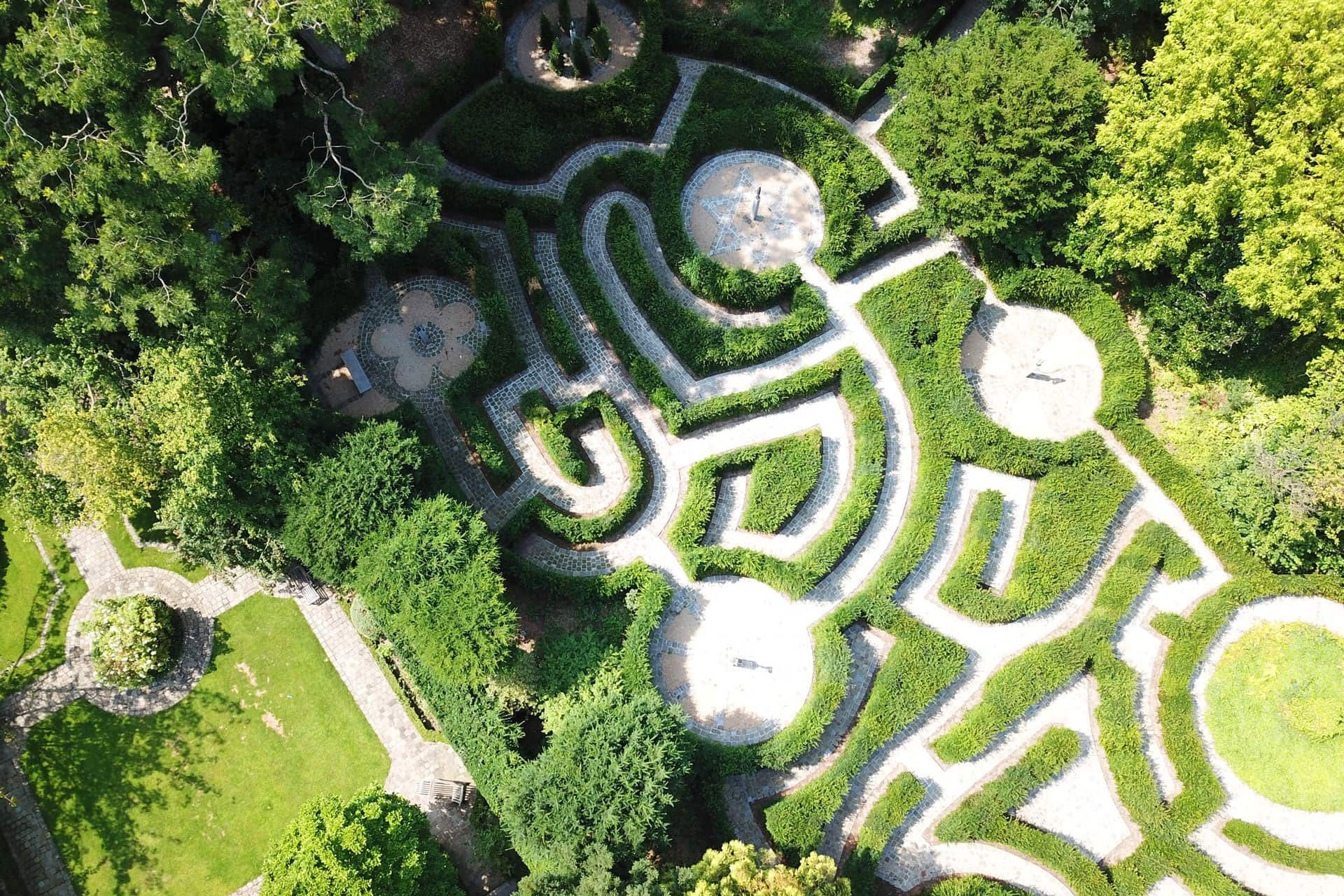 Musée van Buuren, Bruxelles, vue aérienne sur les jardins, le Labyrinthe, (c) van Buuren Museum & Gardens, Boombartstic Art Magazine