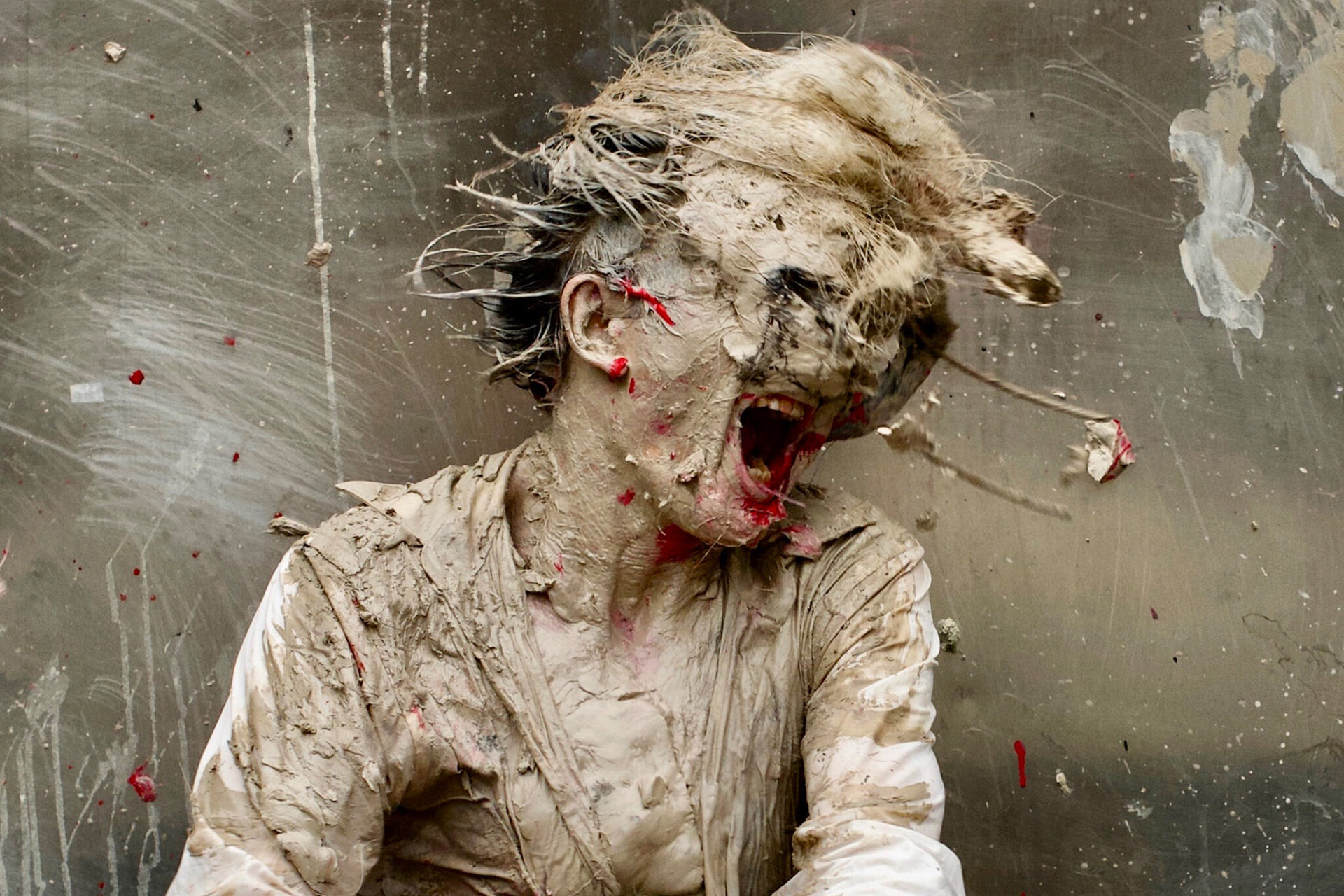 Olivier de Sagazan, Transfiguration performance, photo de Sølve Sundsbø, exposition De la Sainte-Face à la Tête-Viande, Centre Culturel de Namur, 2025, (c) Olivier de Sagazan, (c) photo Sølve Sundsbø, Boombartstic Art Magazine