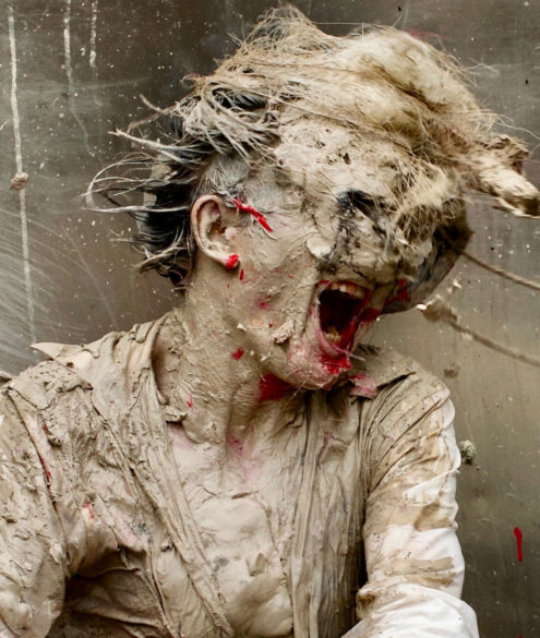 Olivier de Sagazan, Transfiguration performance, photo de Sølve Sundsbø, exposition De la Sainte-Face à la Tête-Viande, Centre Culturel de Namur, 2025, (c) Olivier de Sagazan, (c) photo Sølve Sundsbø, Boombartstic Art Magazine