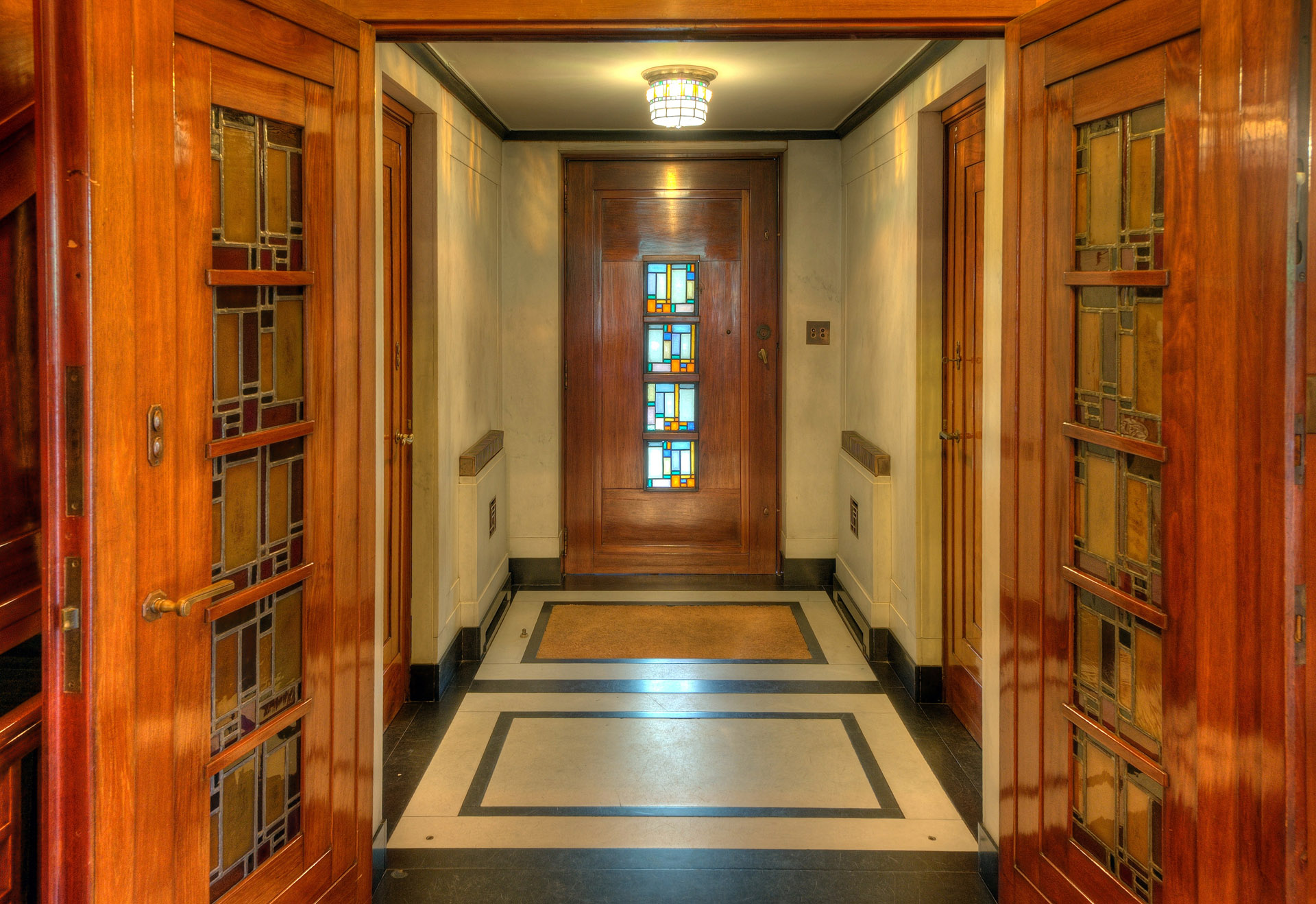 Musée van Buuren, Bruxelles, Vue vers la porte d'entrée, (c) Musée & Jardins van Buuren, Boombartstic Art Magazine