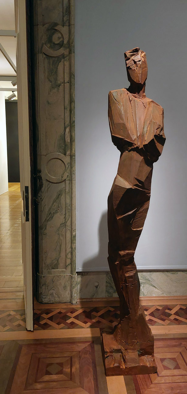 vue de l'exposition 21 x 21 die Ruhrkunstmuseen, Villa Hügel, Essen, 2025, sculpture : Heinrich Brockmeier, Juval, 2016, aluminium, fer, patine, (c) collections Flottmann-Hallen Herne, (c) photo Eric Mabille, Boombartstic Art Magazine
