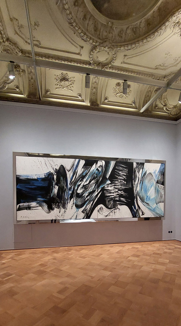vue de l'exposition 21 x 21 die Ruhrkunstmuseen, Villa Hügel, Essen, 2025, Karl Otto Götz, Jonction II, technique mixte sur toile, 1991, collections MKM Museum Küppersmühle für Moderne Kunst, Duisburg, exposition 21 x 21 die Ruhrkunstmuseen, Villa Hügel, Essen, 2025, (c) courtesy MKM Museum, (c) photo Eric Mabille, Boombartstic Art Magazine