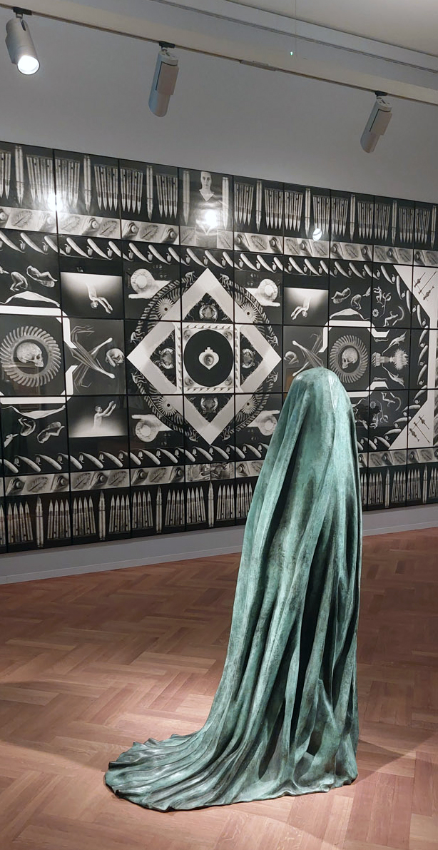 vue de l'exposition 21 x 21 die Ruhrkunstmuseen, Villa Hügel, Essen, 2025, Alicja Kwade, Autoportrait en Fantôme, 2019, bronze , (c) colletions Lehmbruck Museum, Duisburg / Zofia Kulik, Qui va conquérir le Monde, travail photographique en plusieurs parties, (c) collections Kunstmuseum Bochum, (c) photo Eric Mabille, Boombartstic Art Magazine