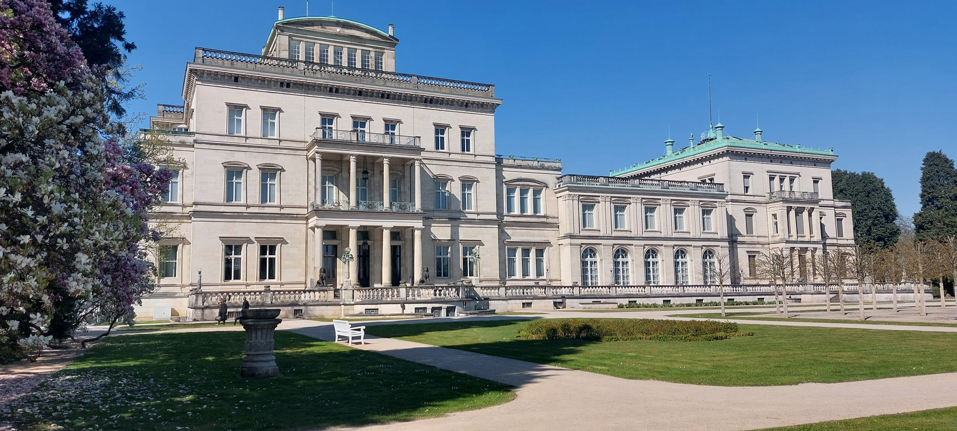 Villa Hügel à Essen, Allemagne, vue de la villa côté parc, à l'occasion de l'exposition 21 x 21 Die Ruhrkunstmuseen auf dem Hügel, (c) photo Eric Mabille, Boombartstic Art Magazine