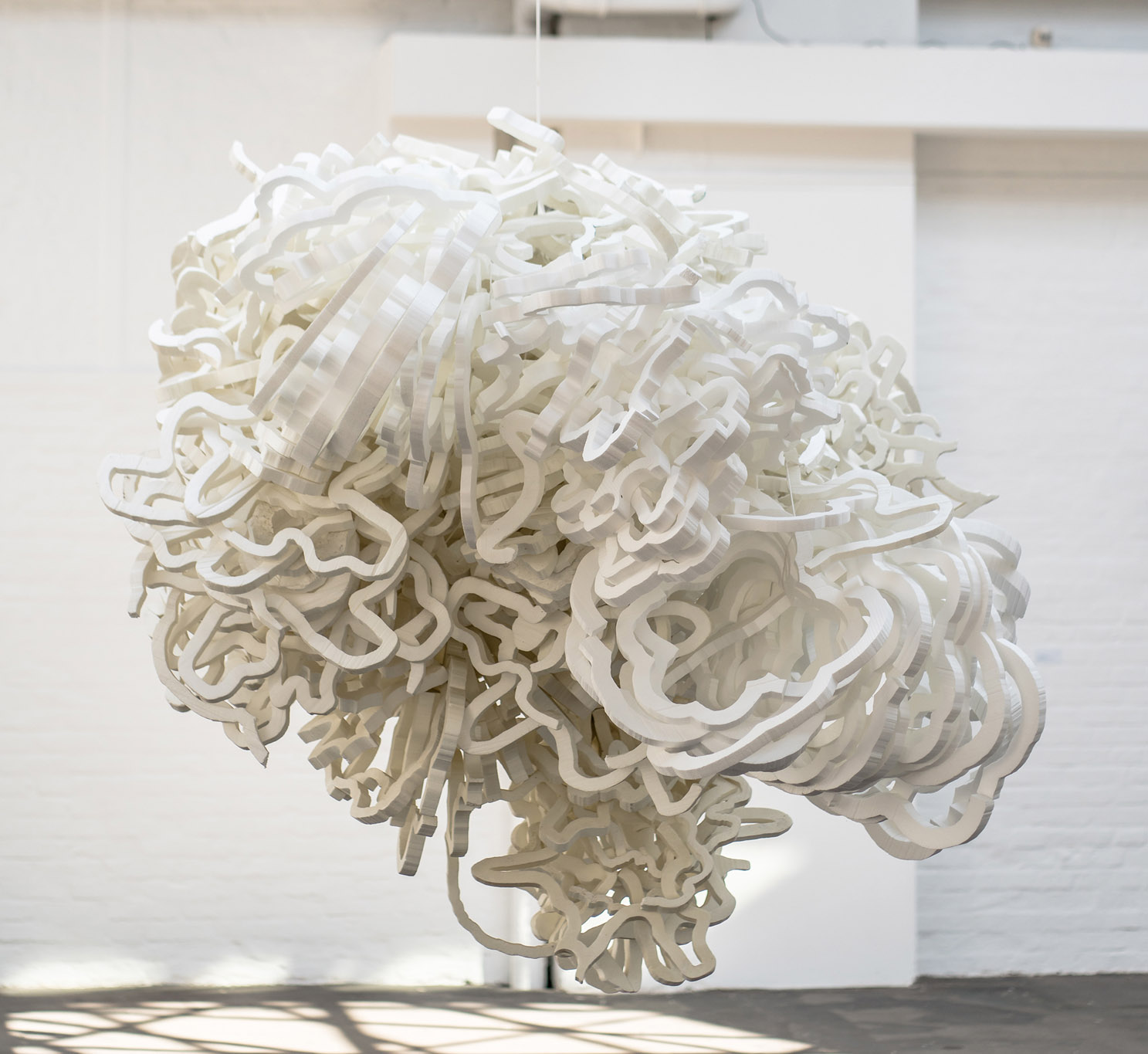 Ulrich Möckel, Nuage de Contour, 2018 - 2023, Mousse dure selon les contours d'un arbre, moteur, minuterie, collections Flottmann-Hallen Herne, exposition 21 x 21 die Ruhrkunstmuseen, Villa Hügel, Essen, 2025, (c) VG Bild-Kunst, Bonn 2025, Boombartstic Art Magazine