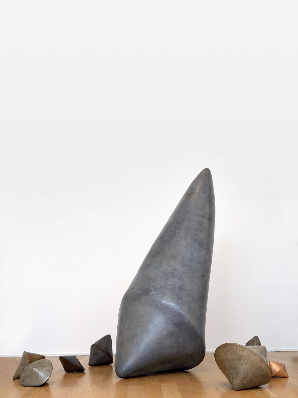 Catherine François, ensemble de toupies avec la Grande Toupie Male, bronze, 2015, H.200 cm, livre Catherine François, Prisme Editions, 2021, Boombartstic Art Magazine
