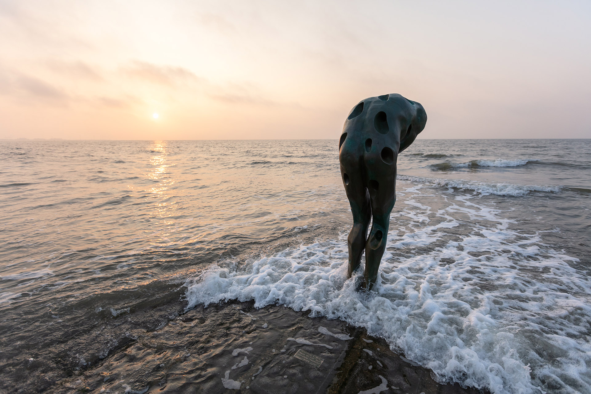 Catherine François, Tomorrow's Man, 2009, bronze, 13 x 90 x 200 cm, Knokke-Le-Zoute, Belgique, Livre Catherine François, Prisme Editions, 2021, Boombartstic Art Magazine